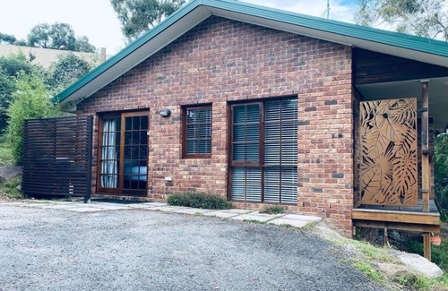 Lindisfarne Apartment | Cozy Hideaway Studio with Breakfast and Family Amenities