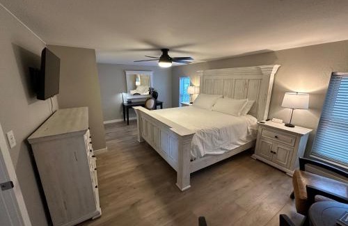 Sedalia House | Hier Hideaway - Hot Tub - Fire Pit - King Beds