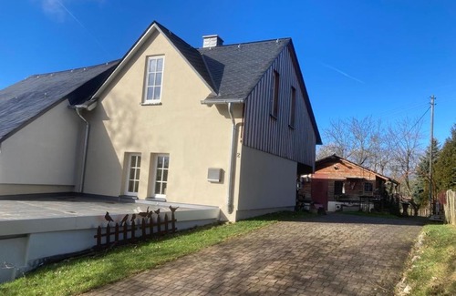 Wahlenau House | Welcoming Hiewels Farm: Family-Friendly and Pet-Friendly Stay