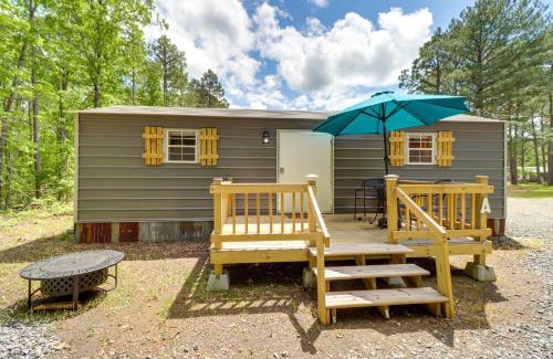 Higden Apartment | Cozy Higden Studio with Private Deck Steps from the Lake