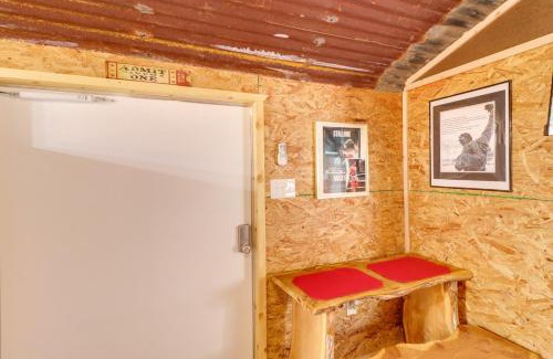 Higden Apartment | Cozy Higden Studio with Private Deck Steps from the Lake