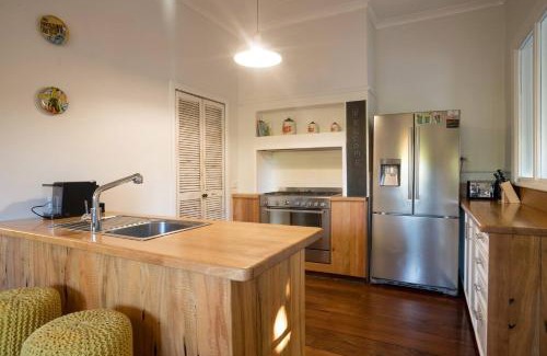 Margaret River House | Higgins Hideaway - Central Cottage with Garden Oasis