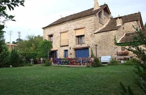 Ulle Cottage | Discover High Apartment at Casapirineos - Pet Friendly Retreat