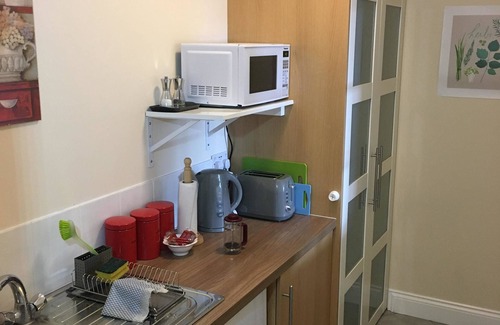 Sevenoaks Apartment | Guest Rated: High Banks Studio with Spa & Family-Friendly Amenities