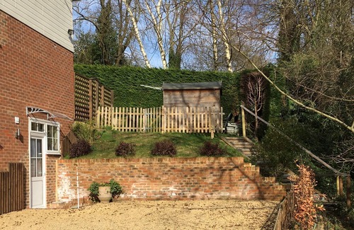 Sevenoaks Apartment | Guest Rated: High Banks Studio with Spa & Family-Friendly Amenities