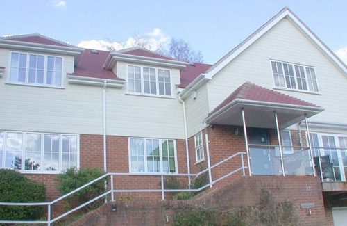 Sevenoaks Apartment | Guest Rated: High Banks Studio with Spa & Family-Friendly Amenities