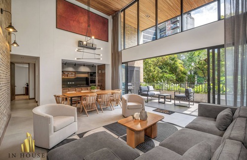 Patio Bonito Apartment | Modern Apartment with High Ceilings & BBQ at Morph 201