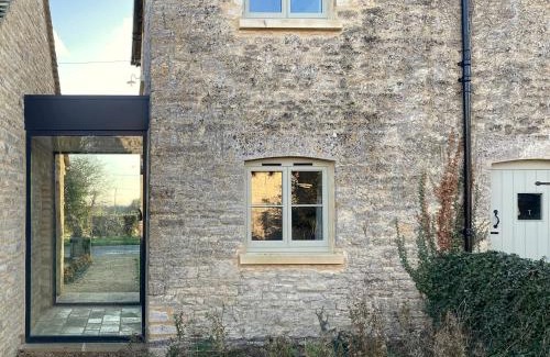 South Leigh House | Cozy High Cogges Farm Holiday Cottages - The Granary Retreat
