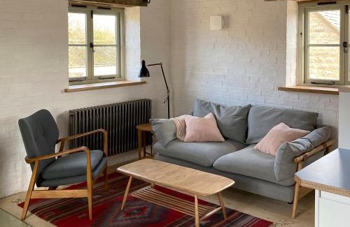 South Leigh House | Cozy High Cogges Farm Holiday Cottages - The Granary Retreat