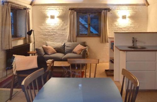 South Leigh House | Cozy High Cogges Farm Holiday Cottages - The Granary Retreat