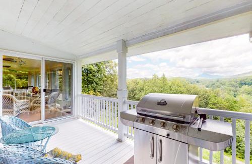 Pineola House | Pet-Friendly Retreat at High Country Cottage - Rated 9/10