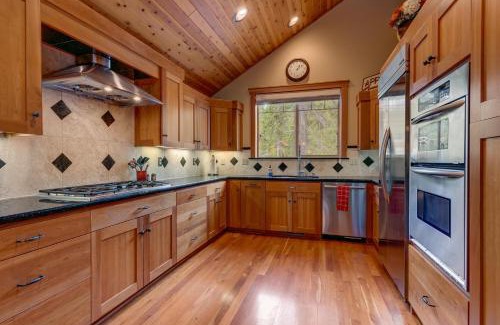 Truckee House | High Country Lodge: Relaxing Hot Tub & Fun Amenities Await