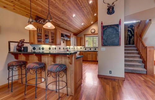 Truckee House | High Country Lodge: Relaxing Hot Tub & Fun Amenities Await