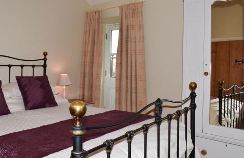 Richmond House | Relaxing High Dalton Hall Cottage with Hot Tub for Families