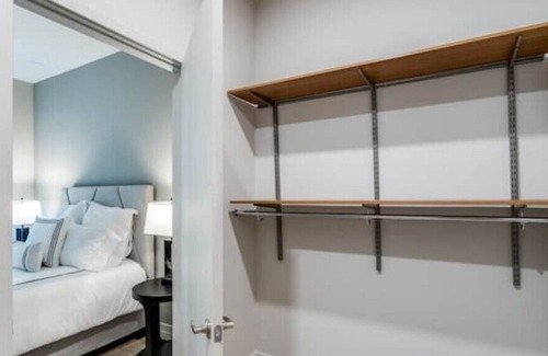Cityplace Apartment | Stylish 1-Bedroom Retreat in West Village with Breakfast