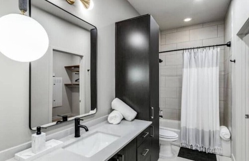 Cityplace Apartment | Stylish 1-Bedroom Retreat in West Village with Breakfast