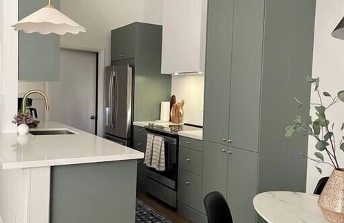 Gainesville House | Swanky Design & Cozy Comforts with Pet-Friendly Amenities