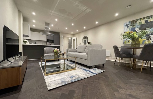 Chigwell Apartment | Elegant 1 BR Apartment with Wheelchair Access in Chigwell