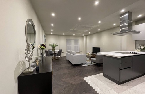 Chigwell Apartment | Elegant 1 BR Apartment with Wheelchair Access in Chigwell