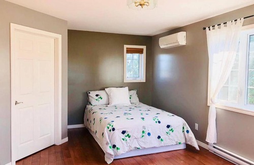 Gatineau Apartment | Elegant 2-Level Apartment with Pool in Exclusive Locale