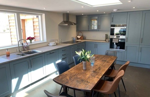 Aller House | Elegant 3-Bed Barn Conversion with Family-Friendly Amenities