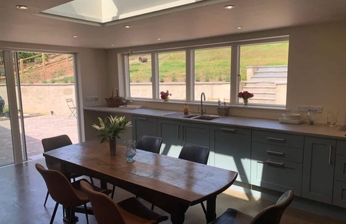 Aller House | Elegant 3-Bed Barn Conversion with Family-Friendly Amenities