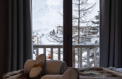 Les Almes Ski Chalet | Exquisite Chalet with Indoor Pool & Lake Views, Rated 10/10