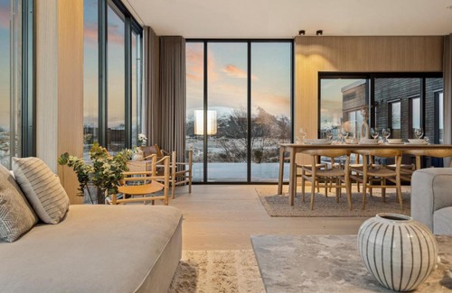 Vagan House | High-End Lodge in Lyngvar Resort, jacuzzi & sauna