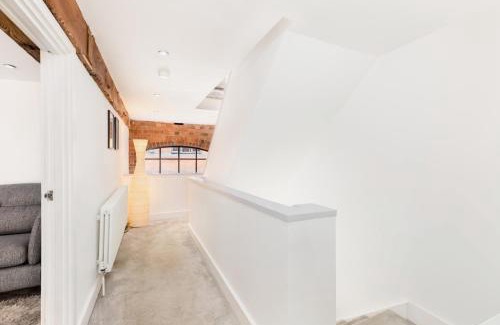 Birmingham City Centre House | High End Luxury Townhouse in JQ, 4 Bedrooms, Flat screen TV in all rooms, Free Parking, Near Birmingham City Centre DEPOSIT REQUIRED