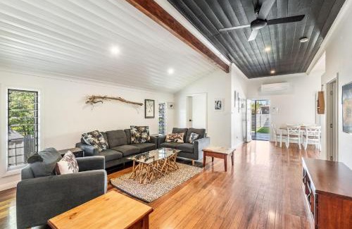 Yamba House | Prime Location: Pet-Friendly Retreat in Town Center