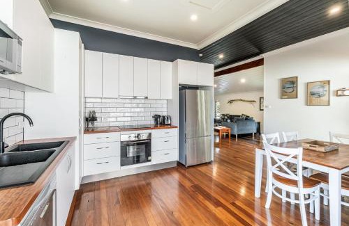 Yamba House | Prime Location: Pet-Friendly Retreat in Town Center