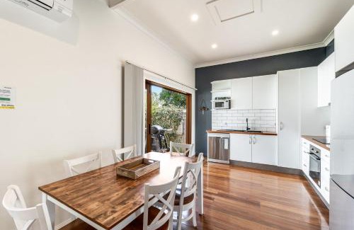 Yamba House | Prime Location: Pet-Friendly Retreat in Town Center