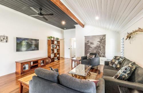Yamba House | Prime Location: Pet-Friendly Retreat in Town Center