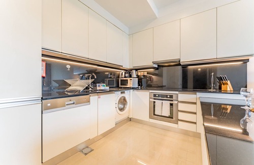 Dubai Marina Apartment | High-Floor 1BR with Panoramic Dubai Water Canal Views, Access to Marina Mall