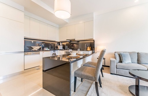 Dubai Marina Apartment | High-Floor 1BR with Panoramic Dubai Water Canal Views, Access to Marina Mall