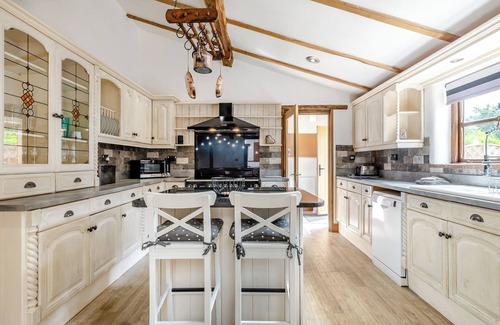 Foxley Cottage | Spacious 4-Bedroom Getaway in Foulsham with Hot Tub