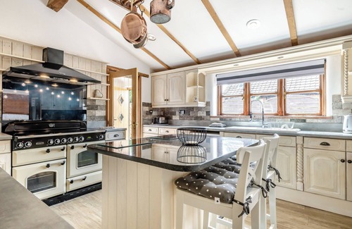 Foxley Cottage | Spacious 4-Bedroom Getaway in Foulsham with Hot Tub