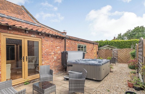 Foxley Cottage | Spacious 4-Bedroom Getaway in Foulsham with Hot Tub