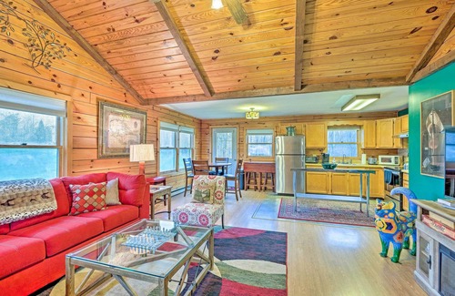East Windham Cabin | High Peak Heaven: Cozy Log Cabin with Spa & Breakfast