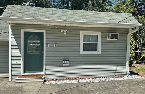 Southmont House | Guest Rated 10/10: High Rock Lake Studio with Kitchen & Breakfast