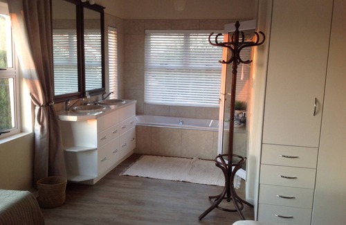 Lynnwood Apartment | Secure Retreat in Prime Location for Your Stay