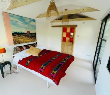 Farnham Apartment | Stylish Studio Cabin Near Farnham Centre - Rated 9/10