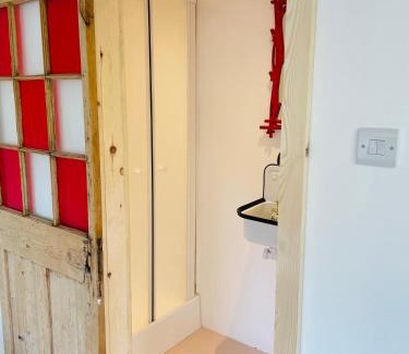 Farnham Apartment | Stylish Studio Cabin Near Farnham Centre - Rated 9/10