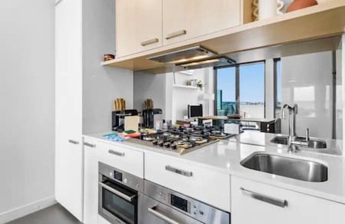 Northcote Apartment | City Views Await at High St Delight - Family-Friendly Stay