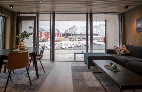 Henningsvaer Apartment | Elevate Your Stay with Breathtaking Views & Family Amenities