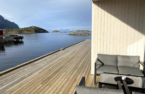 Henningsvaer Apartment | Elevate Your Stay with Breathtaking Views & Family Amenities