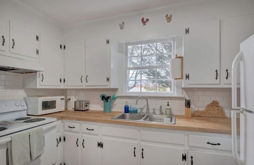Batesville Cottage | High Street: Pet-Friendly Stay Steps from Crozet's Best