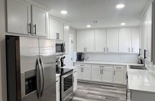 Lawton House | Tech-Savvy Retreat: Perfect for Families and Pets!