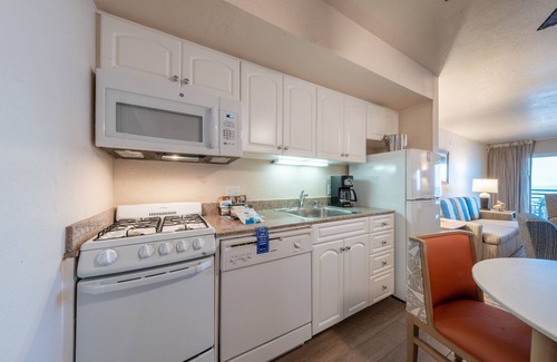 Townsite Hotel | Beachfront Bliss: Ocean Views & Relaxing Amenities Await