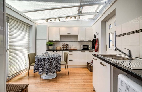 Woodstock House | Guest Rated 9.8: High Trees Blenheim View Holiday Let